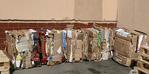 Бумажная и картонная упаковка брикетируется и продается как ценное вторсырье - макулатура